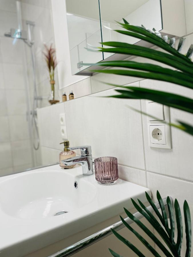 Klassen Stay - Exklusives Apartment Am Hbf - Kueche, Netflix, Kingsizebett Coblenza Exterior foto